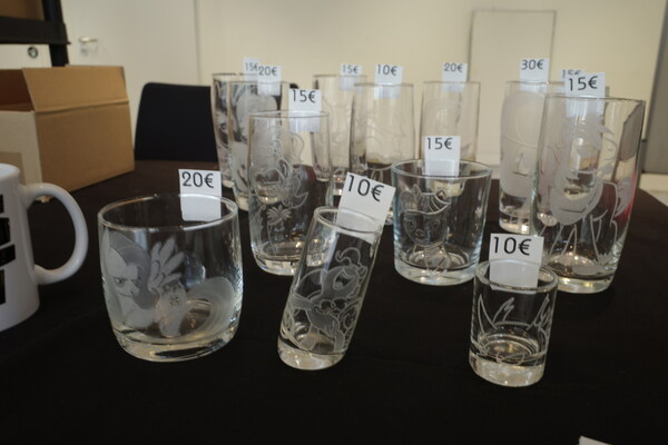 Hand-engraved drinking glasses. Good prices, too. They are made by Bastler´s Bastelstube