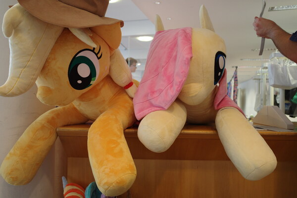 Apropos giant plishies. Applejack, Fluttershy and Egghead (next picture) chilling and waiting for something.